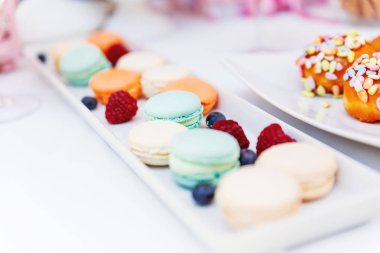 Düğün töreni üzerinde çikolata. Tablo tatlılar ile tören misafirler için dekore edilmiştir..