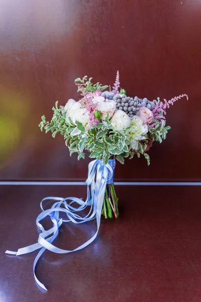 Ramo nupcial con rosas, brunia y flores de astilbe. Accesorio tradicional para boda . — Foto de Stock