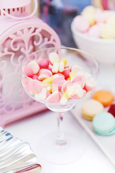 Candy bar na cerimônia de casamento. Mesa decorada com doces para os convidados da cerimônia . — Fotografia de Stock