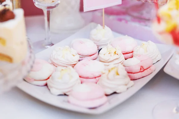 Schokoriegel auf der Hochzeitsfeier. Tisch mit Süßigkeiten für die Gäste der Zeremonie. — Stockfoto