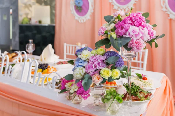 Conjunto de mesa para banquete de bodas con composición floral de rosas y hortensias. Decoración de flores en jarrón alto . — Foto de Stock