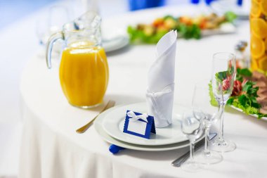 Tablo için düğün Ziyafet çatal ile ayarla. Salatalar, mezeler ve gözlük şarap için. Dekorasyon öğeleri - vazolar portakal dilimleri ile.