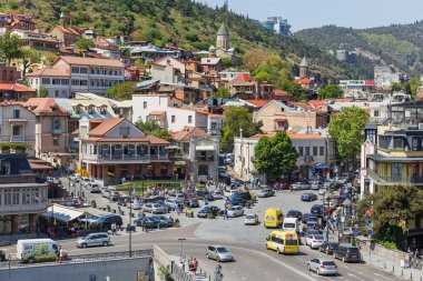 Tiflis, Gürcistan - 1 Mayıs 2017. Eski Şehir Meydanı, Simgesel Yapı Meidan. Pek çok turistik Hediyelik eşya mağazaları, kafe, Restoran.