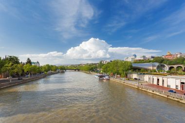 Kura Nehri üzerinde köprü Panorama manzara Tbilisi üzerinde. Cumhurbaşkanlığı yönetim, park Rike, Sameba (Holy Trinity Katedrali). Georgia ülke.