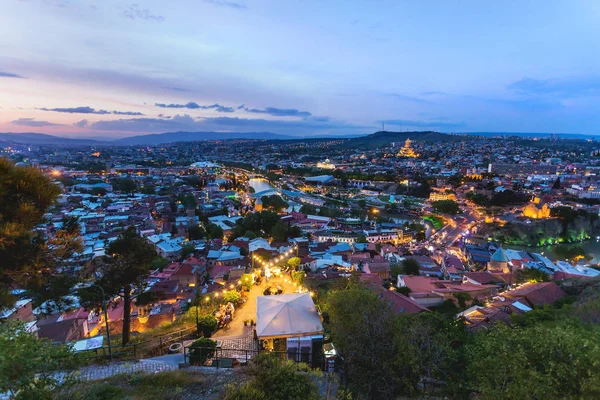 Vista panorámica al atardecer de Tiflis, capital del país de Georgia . — Foto de Stock