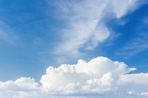 Luminosa giornata di sole con nuvole bianche morbide. Paesaggio nuvoloso su sk blu — Foto Stock