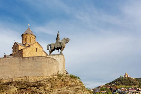 Iglesia Metekhi de la Dormición de la virgen. Monumento a Vakhtang I Gorgasali. Monumento famoso en Tiflis, Georgia . — Foto de Stock