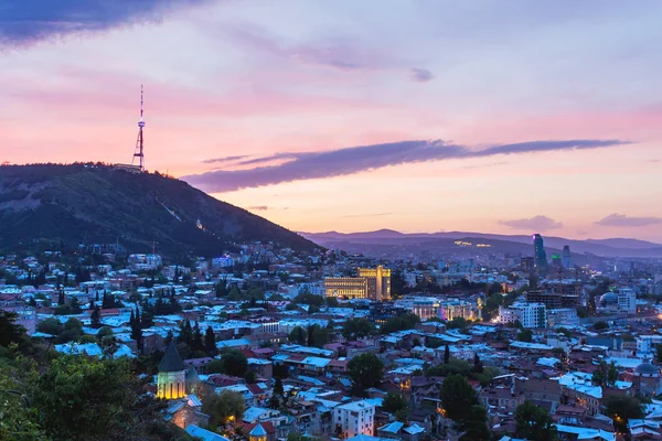 Vista panorámica al atardecer de Tiflis, capital del país de Georgia, desde la fortaleza de Narikala . — Foto de Stock