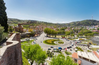 Panorama Hatice I Gorgasali Metekhi Kilisesi Dormition bakire ve flowerbed yuvarlak kare Europe yakınındaki anıt üzerinde görüntüleyin. Tiflis, Gürcistan'daki ünlü dönüm noktası. Tiflis, Gürcistan ülke.