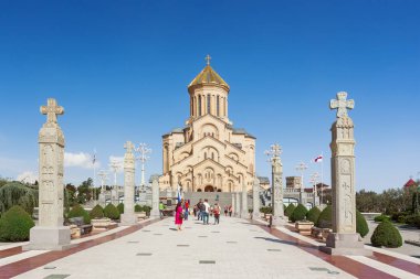 Tiflis, Gürcistan - 1 Mayıs 2017. Turistler kutsal Trinity Katedrali, (genellikle Sameba bilinen Tiflis oteller).