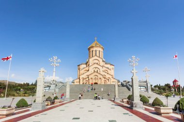 Tiflis, Gürcistan - 1 Mayıs 2017. Turistler kutsal Trinity Katedrali, (genellikle Sameba bilinen Tiflis oteller).