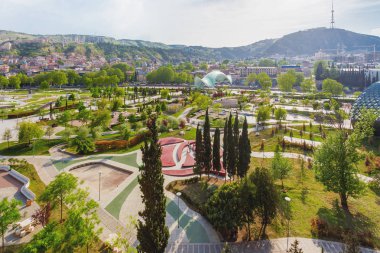 Hava panorama görünüm Park'ta Rike, yollar, sanat banklar ve farklı bitkiler ile modern dönüm noktası. Tiflis, Gürcistan.