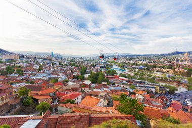 Panorama görünümünü Tbilisi, Georgia ülkenin başkenti. Narikala kale görüntüleyin. Kablo yol kiremitli çatıları yukarıda.