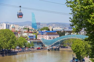 Tiflis, Gürcistan - 01 Mayıs 2017. Modern yerler - barış Köprüsü ve Biltmore Hotel Tiflis Panorama görünüm. Şehrin üzerinde kayma kablo yolu kabin.