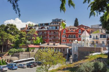 Tiflis, Gürcistan - 01 Mayıs 2017. Tiflis Metekhi Hotel Metekhi bakire Dormition Kilisesi eski şehirde.