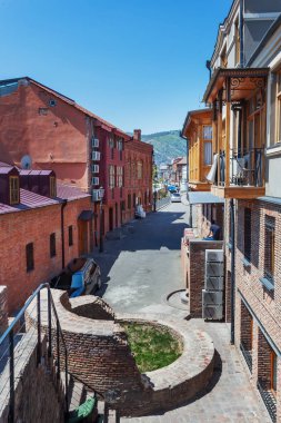 Tiflis, Arnavut kaldırımlı kaldırım ve antika binalar ile şehrin eski kısmı. Eski moda evleri tarihsel çeyreğinde. Gürcistan.