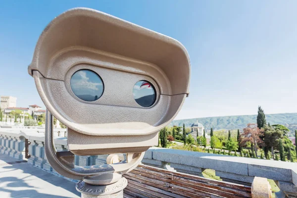 Prismáticos para turistas en el punto de vista cerca de Sameba (Catedral de la Santísima Trinidad de Tiflis). Georgia país . — Foto de Stock