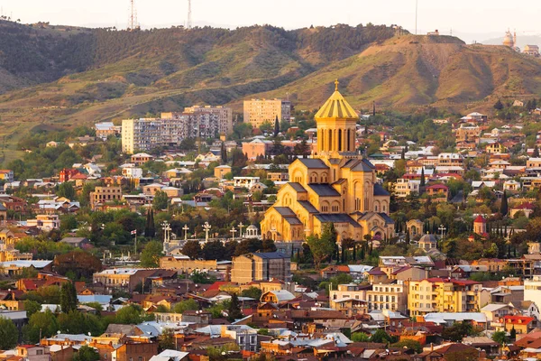 Vista aérea de la Catedral de la Santísima Trinidad de Tbilisil (Sameba). Vista del atardecer en Tiflis, Georgia . — Foto de Stock