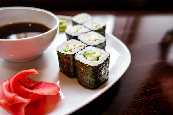 Rollos en algas nori con aguacate, jengibre en escabeche y salsa de soja — Foto de Stock