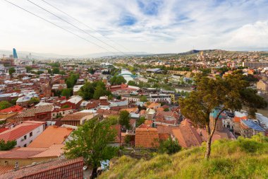 Panorama görünümünü Tbilisi, Georgia ülkenin başkenti. Narikala kale görüntüleyin. Kablo yol kiremitli çatıları yukarıda.