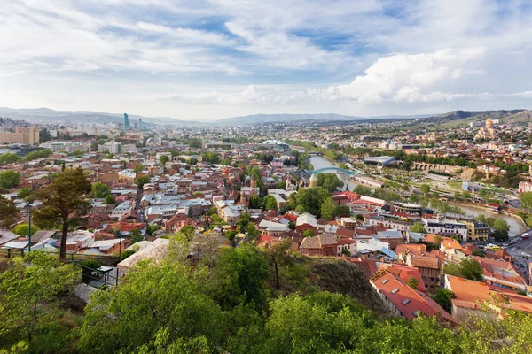 Panorama görünümünü Tbilisi, Georgia ülkenin başkenti. Narikala kale görüntüleyin. Kablo yol kiremitli çatıları yukarıda.