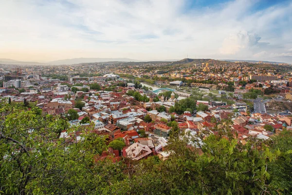 Vista panorámica de Tiflis, capital del país de Georgia. Vista desde la fortaleza de Narikala . — Foto de Stock