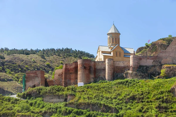 Iglesia de San Nicolás en la fortaleza de Narikala. Monumento famoso en Tiflis, capital del país de Georgia . — Foto de Stock
