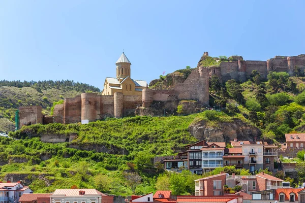 Iglesia de San Nicolás en la fortaleza de Narikala. Monumento famoso en Tiflis, capital del país de Georgia . — Foto de Stock