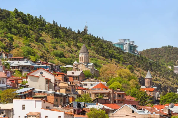 Tiflis, casco antiguo de la ciudad con cafetería, restaurantes, pavimento adoquinado y edificios antiguos. La Catedral Sioni de la Dormición en el casco histórico. Georgia . — Foto de Stock