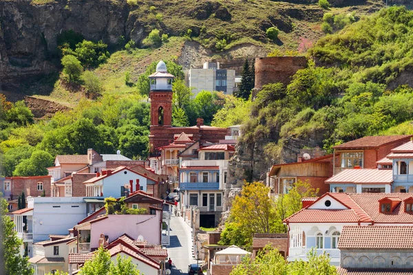 Tiflis, casco antiguo de la ciudad con cafetería, restaurantes, pavimento adoquinado y edificios antiguos. Minarete de la Mezquita Jumah en la zona de Abanotubani. Georgia . — Foto de Stock