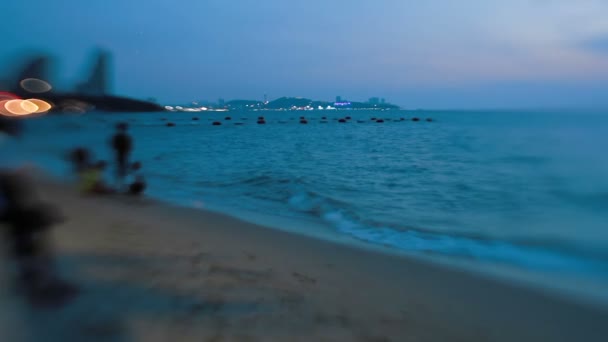 PATTAYA, TAILANDIA - 01 de noviembre de 2012. Surf marino. La gente se encuentra con la puesta de sol en la playa. Disparo con lente bebé dulce 35mm — Vídeo de stock