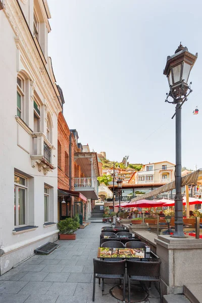 Tbilisi, parte vecchia della città con caffè, ristoranti, marciapiedi acciottolati ed edifici antichi. Georgia . — Foto Stock