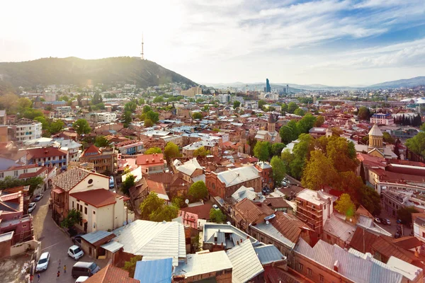 Tiflis, parte antigua de la ciudad con pavimento empedrado y edificios antiguos. Vista panorámica desde la cabina de la carretera por cable. Georgia . — Foto de Stock