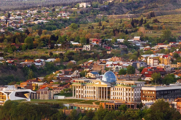 Vista panorámica al atardecer de Tiflis, capital del país de Georgia. Administración Presidencial de Georgia . — Foto de Stock