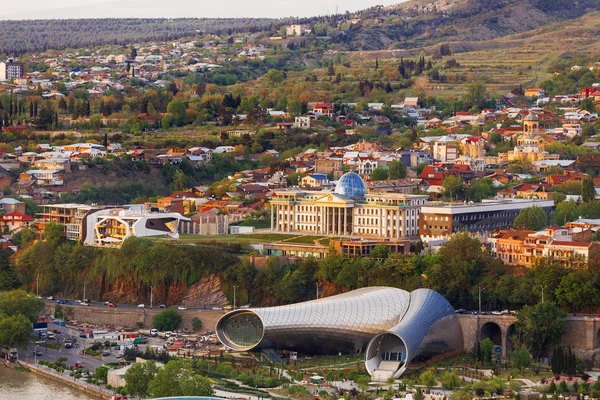 Vista panorámica al atardecer de Tiflis, capital del país de Georgia. Administración Presidencial de Georgia y parque Rike . — Foto de Stock