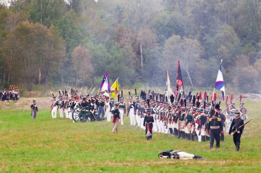 Borodino, Rusya Federasyonu - 06 Eylül 2015 - canlandırma Borodino (1812 yılın Vatanseverlik Savaşı) savaş. Turistler çit yerlerden olan performansı dikkat et. Moscow region, Rusya Federasyonu.