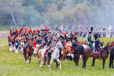 Borodino, Rusya Federasyonu - 06 Eylül 2015 - canlandırma Borodino (1812 yılın Vatanseverlik Savaşı) savaş. Turistler çit yerlerden olan performansı dikkat et. Moscow region, Rusya Federasyonu.