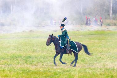 Borodino, Rusya Federasyonu - 06 Eylül 2015 - canlandırma Borodino (1812 yılın Vatanseverlik Savaşı) savaş. Turistler çit yerlerden olan performansı dikkat et. Moscow region, Rusya Federasyonu.