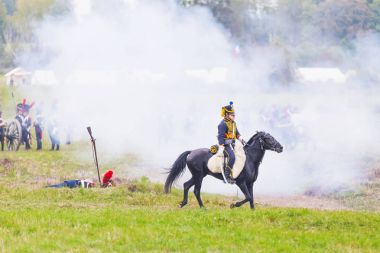 Borodino, Rusya Federasyonu - 06 Eylül 2015 - canlandırma Borodino (1812 yılın Vatanseverlik Savaşı) savaş. Turistler çit yerlerden olan performansı dikkat et. Moscow region, Rusya Federasyonu.