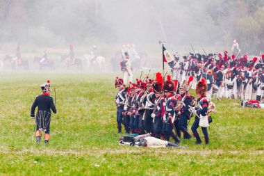 Borodino, Rusya Federasyonu - 06 Eylül 2015 - canlandırma Borodino (1812 yılın Vatanseverlik Savaşı) savaş. Turistler çit yerlerden olan performansı dikkat et. Moscow region, Rusya Federasyonu.