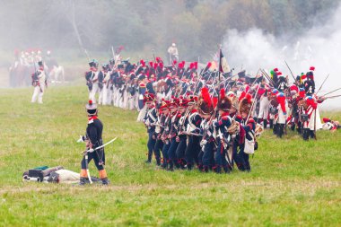 Borodino, Rusya Federasyonu - 06 Eylül 2015 - canlandırma Borodino (1812 yılın Vatanseverlik Savaşı) savaş. Turistler çit yerlerden olan performansı dikkat et. Moscow region, Rusya Federasyonu.