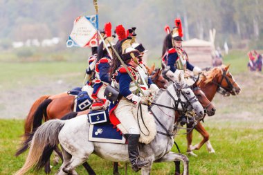 Borodino, Rusya Federasyonu - 06 Eylül 2015 - canlandırma Borodino (1812 yılın Vatanseverlik Savaşı) savaş. Turistler çit yerlerden olan performansı dikkat et. Moscow region, Rusya Federasyonu.