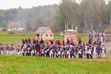 Borodino, Rusya Federasyonu - 06 Eylül 2015 - canlandırma Borodino (1812 yılın Vatanseverlik Savaşı) savaş. Turistler çit yerlerden olan performansı dikkat et. Moscow region, Rusya Federasyonu.