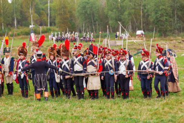 Borodino, Rusya Federasyonu - 06 Eylül 2015 - canlandırma Borodino (1812 yılın Vatanseverlik Savaşı) savaş. Turistler çit yerlerden olan performansı dikkat et. Moscow region, Rusya Federasyonu.