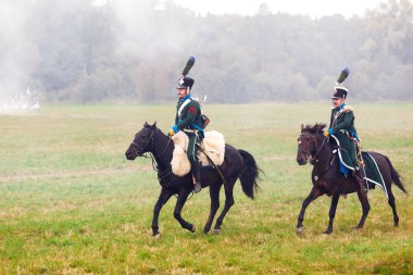 Borodino, Rusya Federasyonu - 06 Eylül 2015 - canlandırma Borodino (1812 yılın Vatanseverlik Savaşı) savaş. Turistler çit yerlerden olan performansı dikkat et. Moscow region, Rusya Federasyonu.