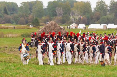 Borodino, Rusya Federasyonu - 06 Eylül 2015 - canlandırma Borodino (1812 yılın Vatanseverlik Savaşı) savaş. Turistler çit yerlerden olan performansı dikkat et. Moscow region, Rusya Federasyonu.