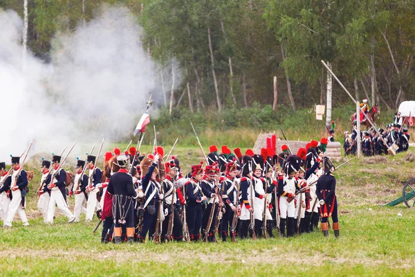 Borodino, Rusya Federasyonu - 06 Eylül 2015 - canlandırma Borodino (1812 yılın Vatanseverlik Savaşı) savaş. Turistler çit yerlerden olan performansı dikkat et. Moscow region, Rusya Federasyonu.
