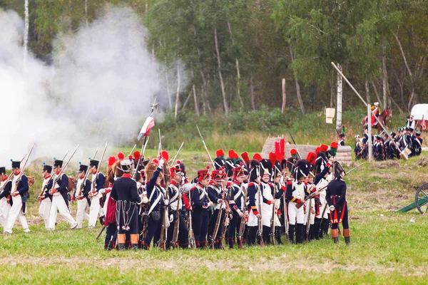 BORODINO, RÚSSIA - 06 de setembro de 2015 - Reconstituição da batalha de Borodino (a guerra patriótica de 1812 anos). Turistas assistir o desempenho a partir dos lugares cercados. Moscovo, Rússia . — Fotografia de Stock