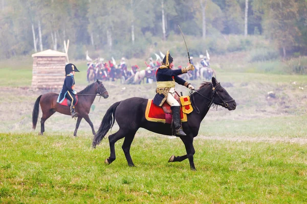 BORODINO, RUSSIA - September 06, 2015 - Reenactment of the battle of Borodino (the Patriotic war of 1812 year). Tourists watch the performance from from the fenced places. Moscow region, Russia. — Stock Photo, Image