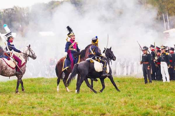 Borodino, Rusya Federasyonu - 06 Eylül 2015 - canlandırma Borodino (1812 yılın Vatanseverlik Savaşı) savaş. Turistler çit yerlerden olan performansı dikkat et. Moscow region, Rusya Federasyonu.